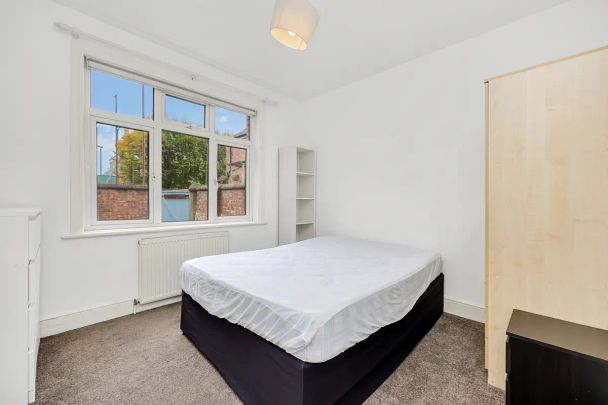 4 bedroom house in London - Photo 1