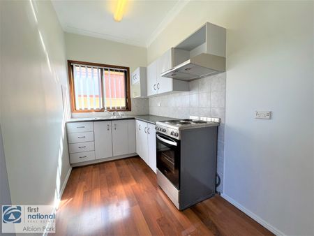 Live Comfortably in Barrack Heights: Charming House for Rent at 41 Cassia Street - Photo 3