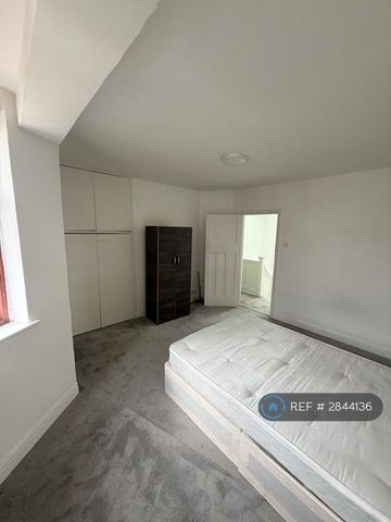 4 bedroom semi-detached house to rent - Photo 3