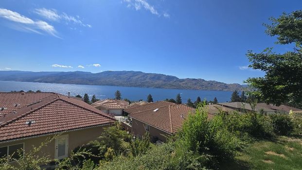 “The Terraces” in Peachland! 4 bd, 3 bath - Photo 1