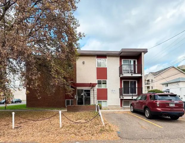 1Bedroom 1Bathroom unit with an outdoor parking in Garneau | 11 - 8525 107 Street Northwest, Edmonton - Photo 1