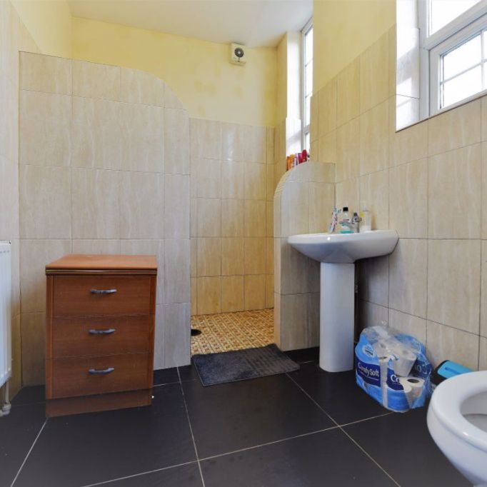 2 bedroom Flat in 14 Ragland Road, Leeds - Photo 1