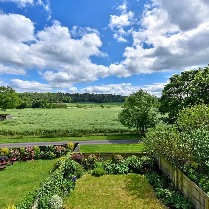 A spacious four bedroom home located in Temple, surrounded by countryside and only 1.7 miles from Marlow - Photo 1