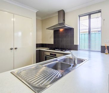 Spacious Family Home in a Prime, Ultra‑Convenient Location - Photo 6