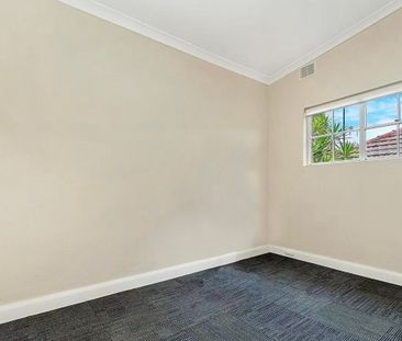 Ultimate Convenience 3 Bedroom House in prime location - Photo 4