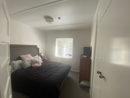 Low maintenance 2 bedroom on Shakespeare Road - Photo 3