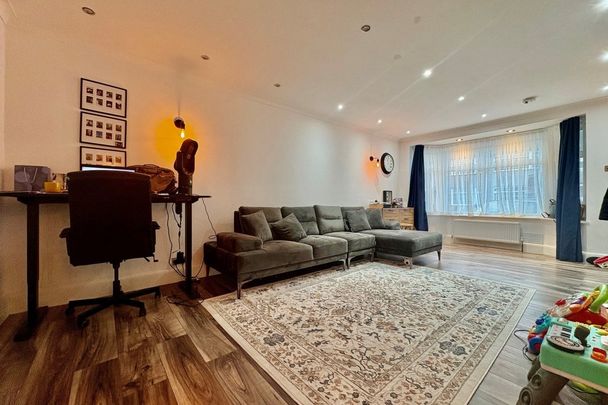 River Avenue, HODDESDON - Photo 1