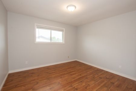 **BEAUTIFUL** 3 BEDROOM MAIN UNIT IN WELLAND!! - Photo 4