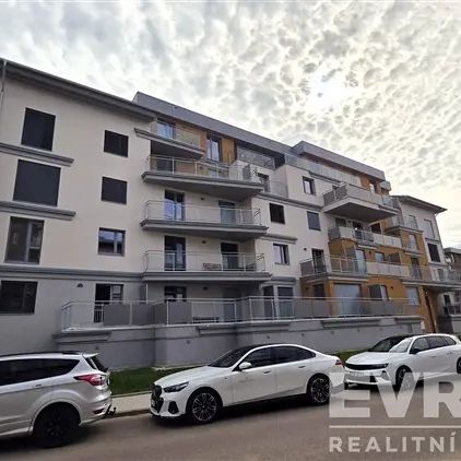 Moderní a světlý byt 2+kk s terasou, garážovým stáním a sklepem, novostavba, U Sportovní školy, Pardubice, k dispozici ihned - Fotografie 1