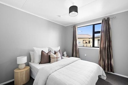 Located in a quiet cul-de-sac, it is just moments from Westfield Chartwell Shopping Centre with its wide range of shops, dining options, and cinema. - Photo 4