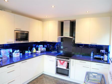 3 bedroom semi-detached house to rent - Photo 2