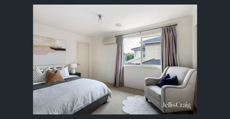 Spacious Three-Bedroom Townhouse with Double Garage - Photo 3