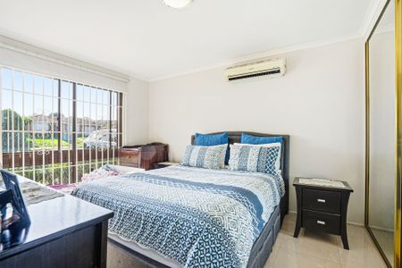 Spacious & Modern Family Home in Hinchinbrook - Water Included! - Photo 2