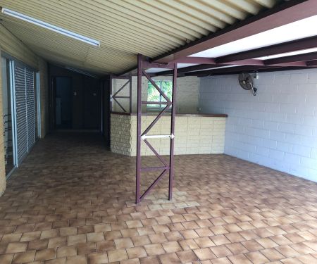 Large Family Home! - Photo 4
