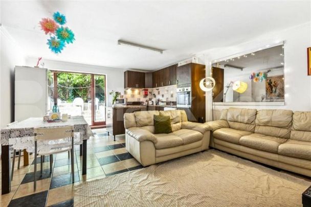 4 bedroom house seconds to the beautiful green spaces of Alexandra park - Photo 1