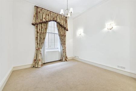 5 bedroom flat in Kensington - Photo 2