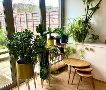 Large sunny double room overlooking the garden in Teddington. - Photo 1