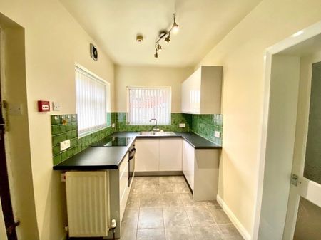 Marsh Grove Road, Marsh, Huddersfield £625 pcm ⓘ The monthly or weekly payment required by the landlord. Read our glossary page , 1 bedroom, apartment - conversion, to let * Tenant info - Photo 4