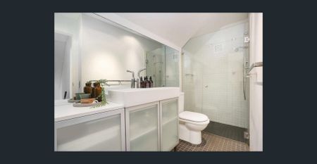 Modern Two Bedroom Apartment - Photo 2