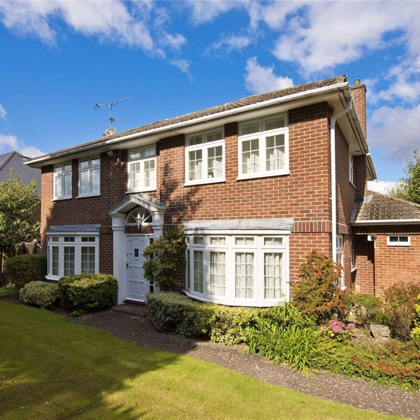 A four bedroom detached family home set in a quiet cul de sac just 1.3 miles from Oxshott station. - Photo 1