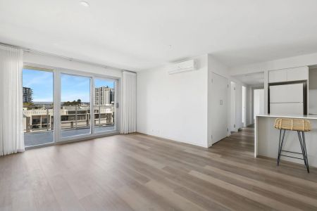 Spacious Riverside Apartment with Resort Style Living - Photo 2