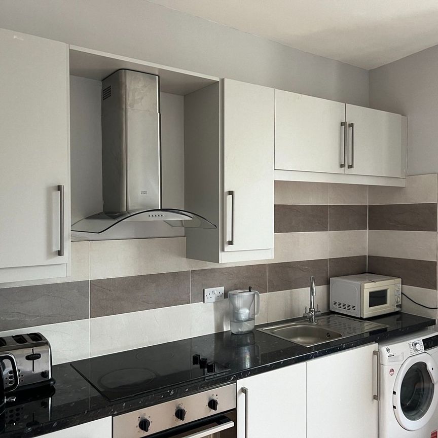 Room in a Shared Flat, Chiswick High Road, W4 - Photo 1