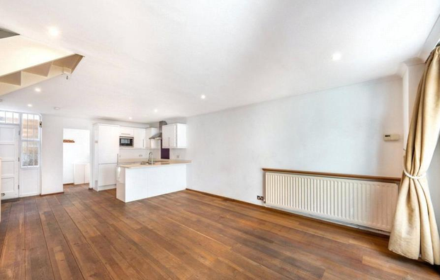 3 bedroom mews to rent - Photo 1