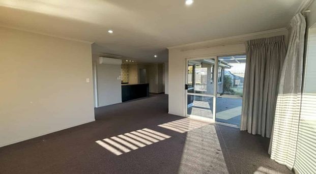 3 BEDROOM - CROMWELL - Photo 1