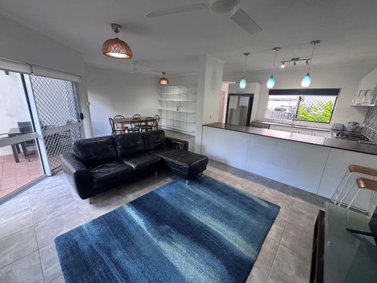 2 BEDROOM : FURNISHED : COMMUNAL POOL - Photo 1