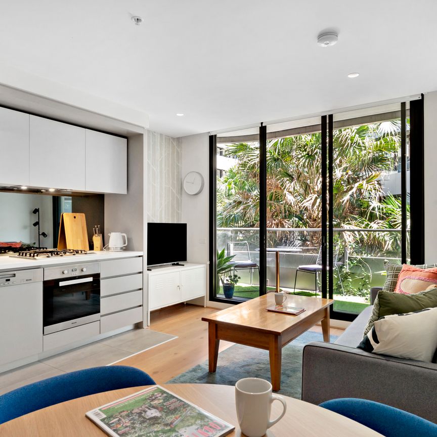 SPACIOUS FURNISHED ONE BEDROOM APARTMENT! - Photo 1