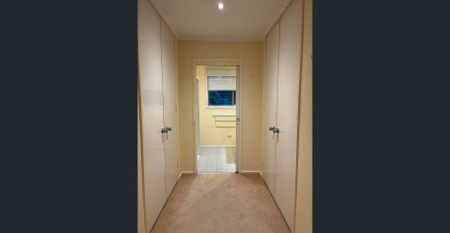 Family home with large backyard on 3 month lease - Photo 5