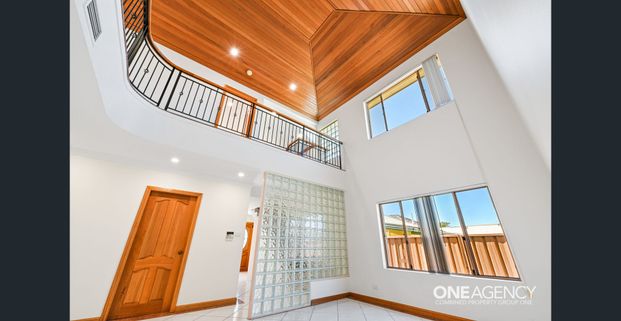 SPACIOUS THREE BEDROOM DUPLEX! MOVE IN NOW! - Photo 1