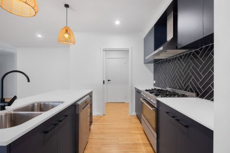 Stunning 4 Bedroom Family Home - Photo 3