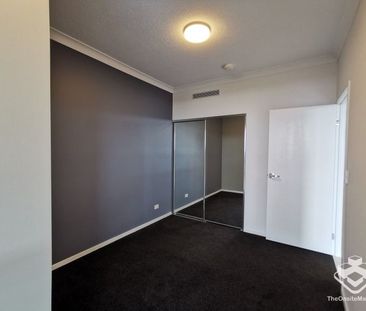 Large Gallery Style Apartment with Views of the City Skyline - Photo 4