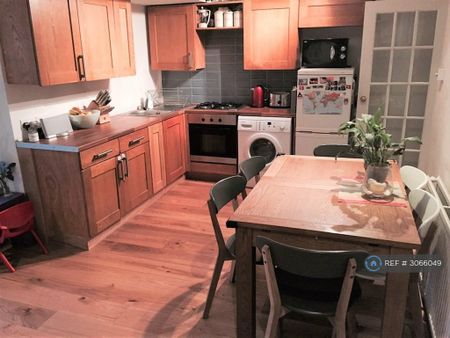 2 bedroom flat to rent - Photo 4