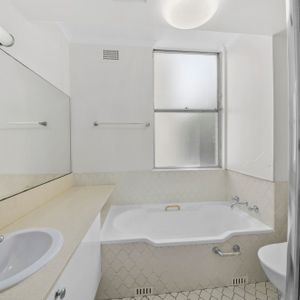 Stunning sundrenched two bedroom apartment. - Photo 3