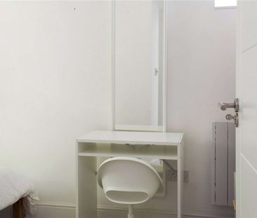 A modern two bedroom apartment. - Photo 6