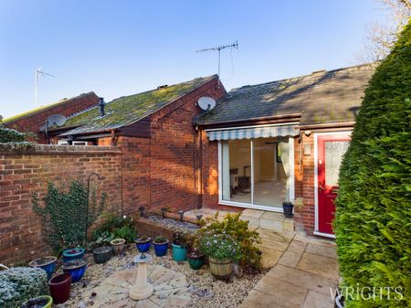 2 bedroom Mid Terraced House - PARKSIDE, WELWYN - Photo 2