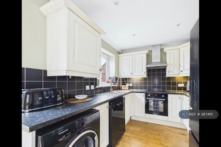 3 bedroom semi-detached house to rent - Photo 4