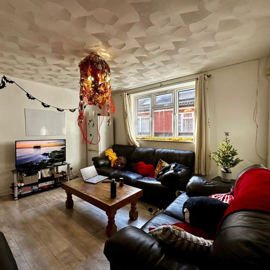 6 Bed Semi-Detached House, Alma Road, SO14 - Photo 1