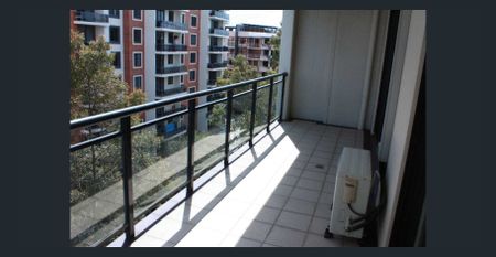 Stylish 1 Bedroom Apartment with Parking - Photo 4