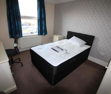 4 bedroom semi-detached house to rent - Photo 5