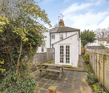 Harvest Road, Englefield Green, Egham, Surrey, TW20 0QS - Photo 1