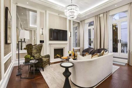 An elegant two-bedroom apartment within a newly refurbished building with two private balconies, located a few minutes walk from Kensington. - Photo 3