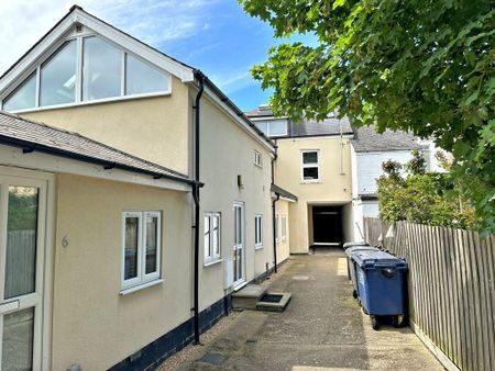 A one bedroomed apartment located in the popular Gwydir Street area just off Mill Road, close to the City Centre and Cambridge Train Station. Situated in a converted Bakery the apartments are fully furnished and have a private entrance and communal gardens. - Photo 3