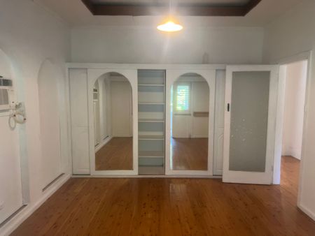 Spacious Home with Rear Studio - Photo 2