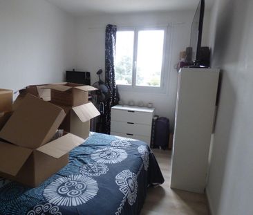 Appartement au troisième étage, comprenant : Entrée, couloir avec p... - Photo 5