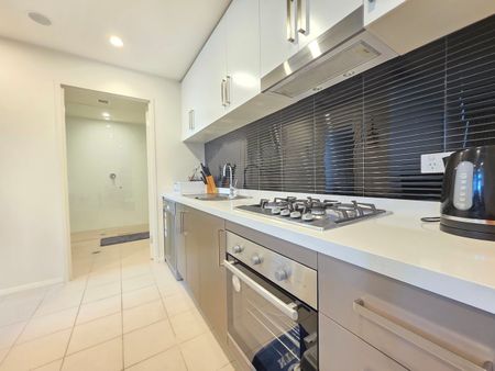 Furnished, large Ground floor apartment with 2 car spaces - Photo 4