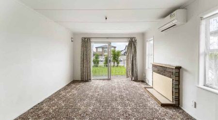 4-Bedroom Home with Spacious Section - Photo 4