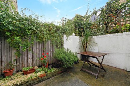 Charming one bedroom ground floor garden flat. Victorian conversion and full of charm, wooden floors throughout and a short walk to Clapham Junction in one direction and Battersea Park in the other. - Photo 5